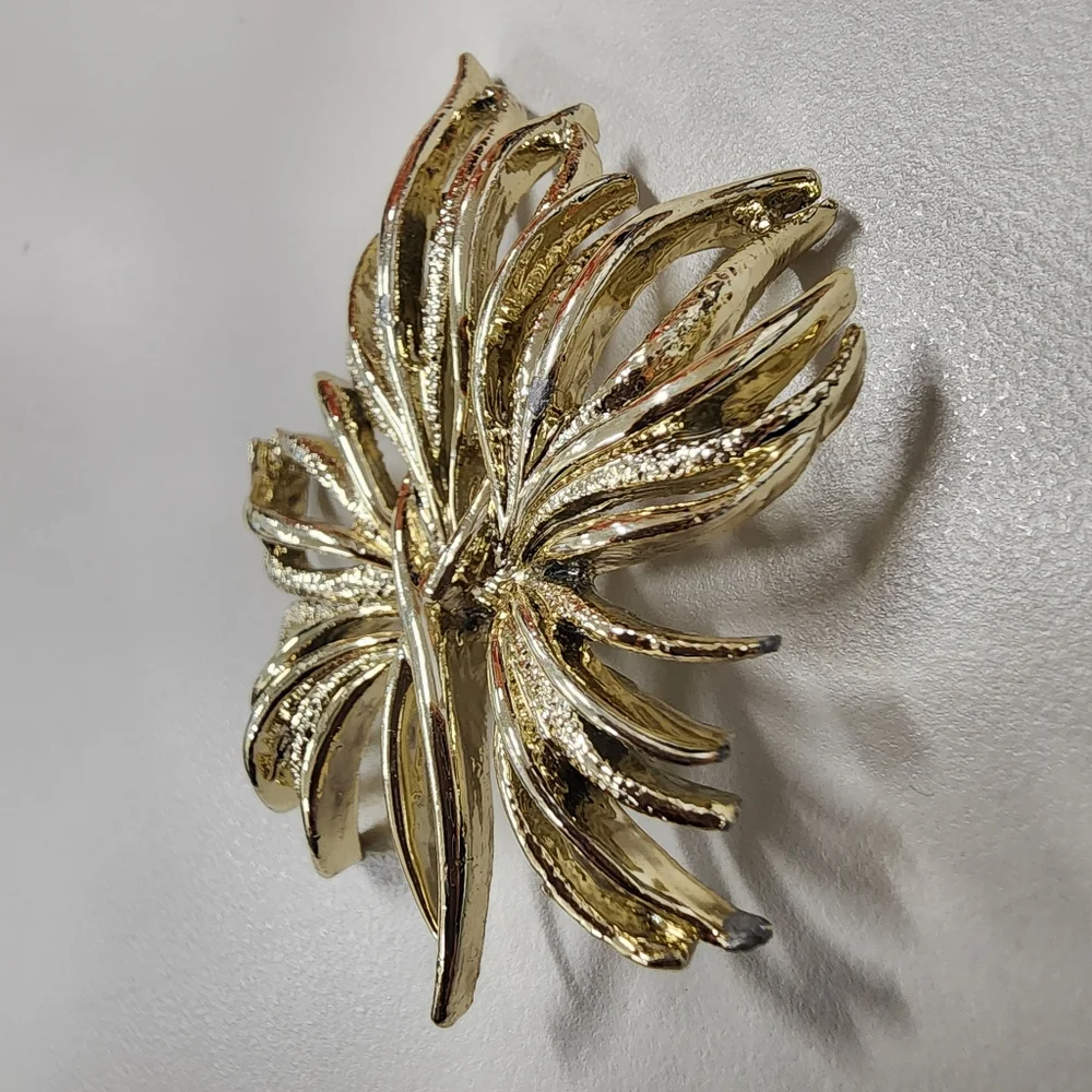 Vintage Gold Tone Starburst Leaf Brooch Pin Mid Century Modern Abstract